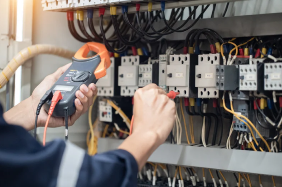 Service & Wartung Wartung und Messung einer Elektroinstallation durch Elektriker