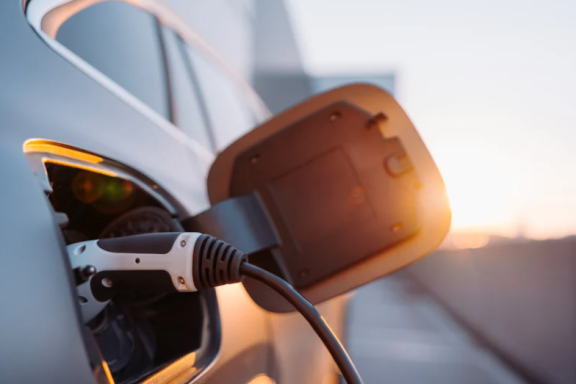 Wallbox & Ladestationen Elektroauto beim Laden an Wallbox